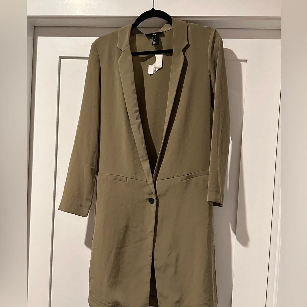H&M olive green knee length polyester coat with slits on both sides .